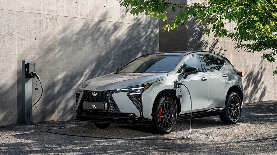 Lexus NX Facelift Das Lexus NX Facelift als Plug-in-Hybrid statisch von schräg vorne links am Aufladen an einer Ladesäule.