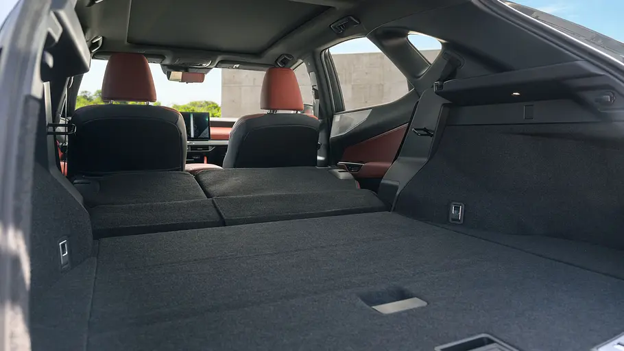Lexus NX Facelift Blick in den geöffneten Kofferraum des Lexus NX Facelift mit komplett umgelegter Rückbank.