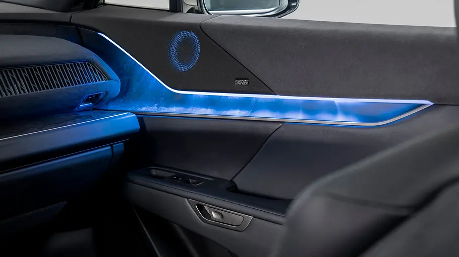 Lexus TZ News Die Ambientebeleuchtung in der Beifahrer-Türtafel im Lexus TZ im Detail.