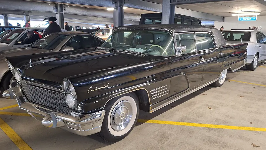 Der Lincoln Continental Mark V stehend von vorne