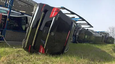 Autotransporter mit zig Mercedes GLS 400 4Matic umgekippt