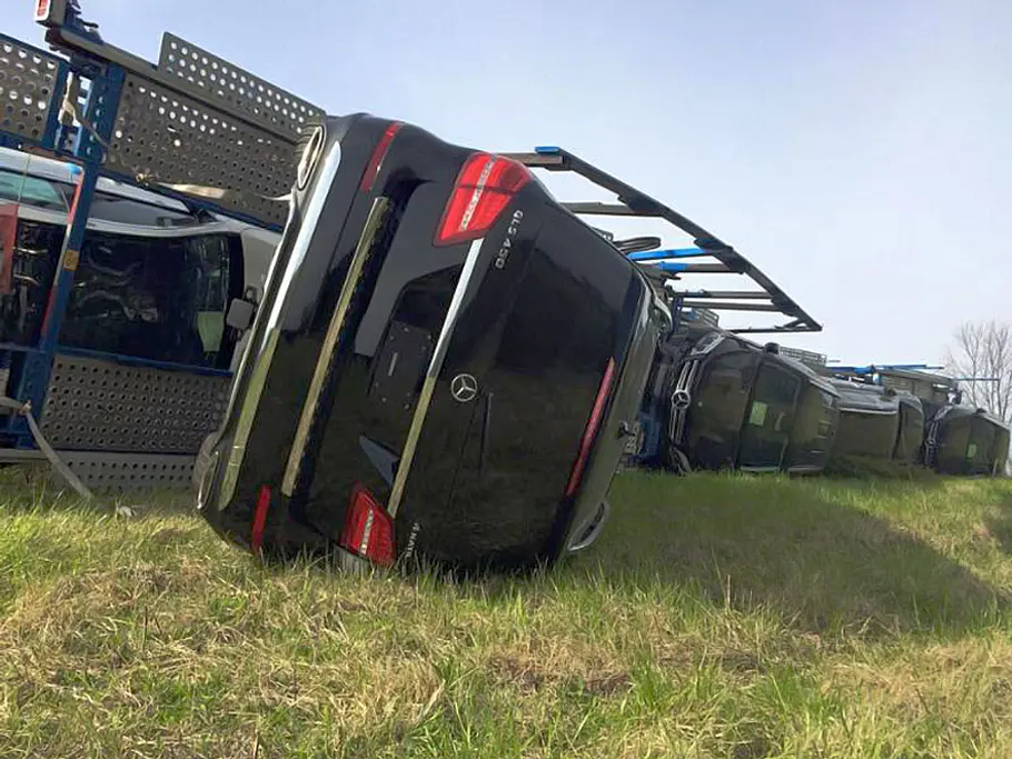 Autotransporter mit zig Mercedes GLS 400 4Matic umgekippt