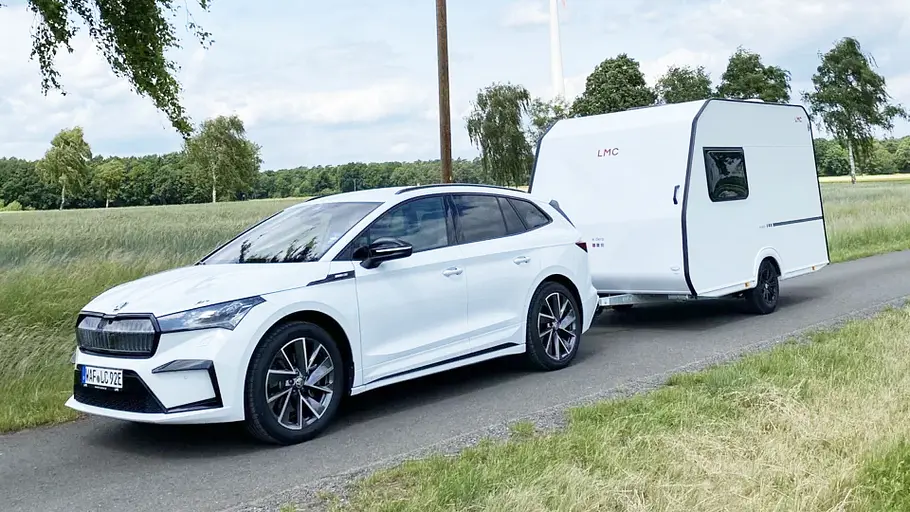 Der LMC E:Dero 350 D am Haken eines Zugfahrzeugs.