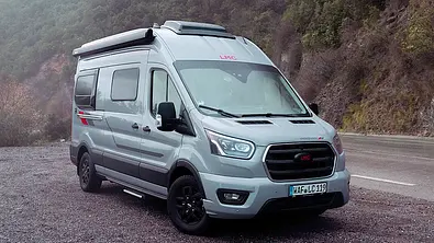Der LMC Ford-Innovan 592 (2025) statisch von schräg vorne rechts. - Foto: LMC