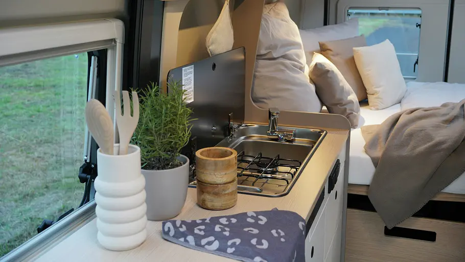 Die Innenaufnahme zeigt die Küche im LMC Innovan Pure 600.