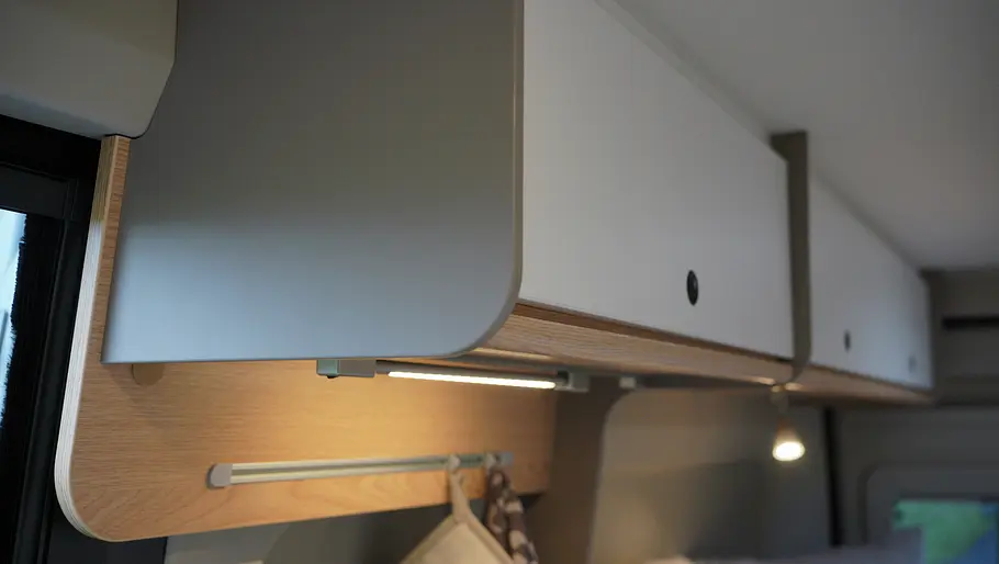 Die Detailaufnahme zeigt Dachschränke im LMC Innovan Pure 600.