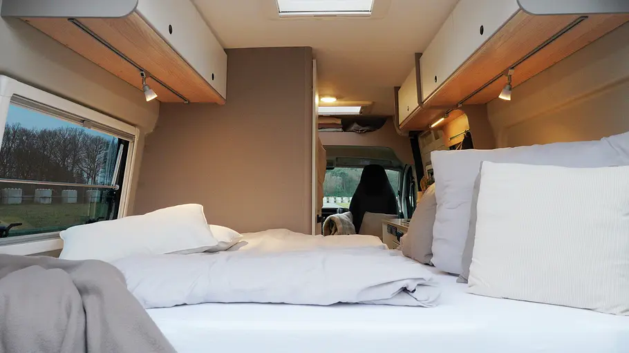 Die Innenaufnahme zeigt das Heckschlafzimmer im LMC Innovan Pure 600.