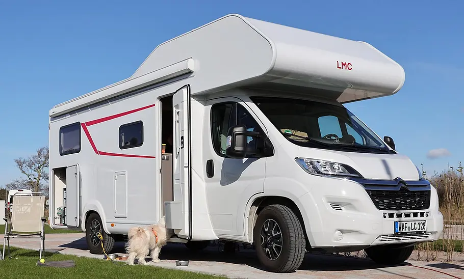 Das Bild zeigt den auf einem Stellplatz stehenden LMC Tourer A 690 G (2025) von schräg vorne.