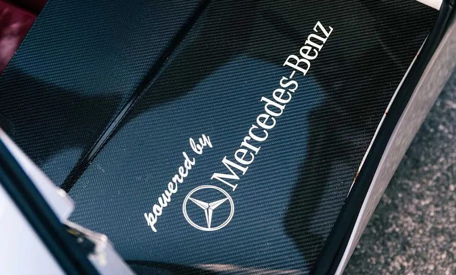 Lotec C1000 Das Mercedes-Logo auf dem Motor des Lotec C1000.