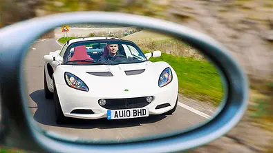 Lotus Elise fahrend im Rückspiegel. - Foto: AUTO ZEITUNG Archiv