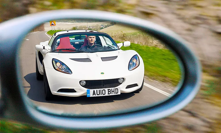 Lotus Elise Lotus Elise fahrend im Rückspiegel.