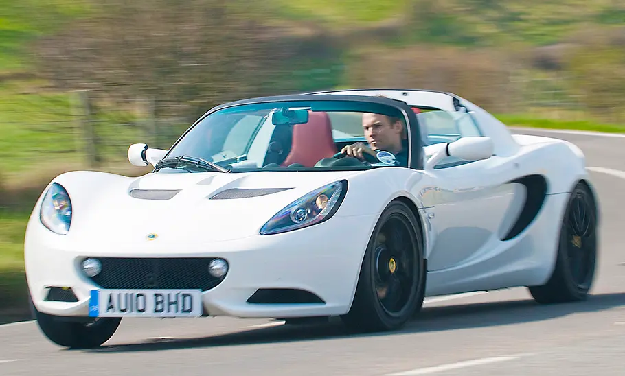 Lotus Elise Lotus Elise von vorne in der Kurvenfahrt fotografiert.