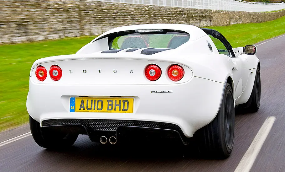 Lotus Elise Lotus Elise fahrend von hinten fotografiert.