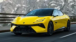 Lotus Emeya (2024); fahrendes Auto; Elektroauto; Frontansicht - Foto: Lotus