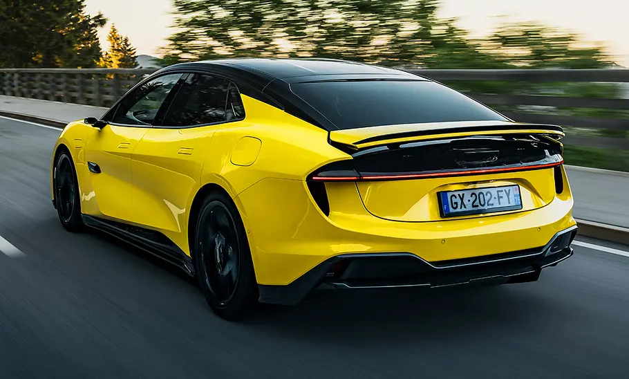 Lotus Emeya Lotus Emeya; fahrend, schräg hinten
