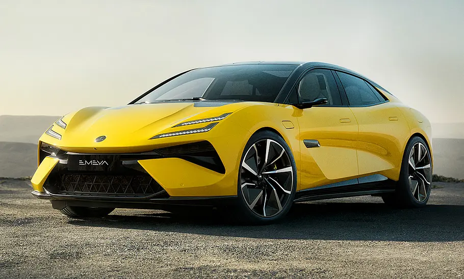 Lotus Emeya (2024) Lotus Emeya (2024); stehend, schräg vorne