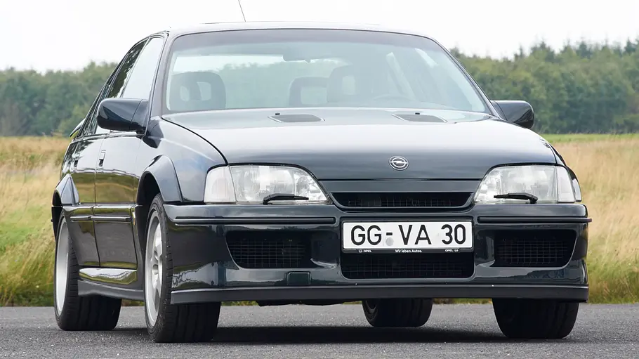 Der Opel Lotus Omega stehend von vorne