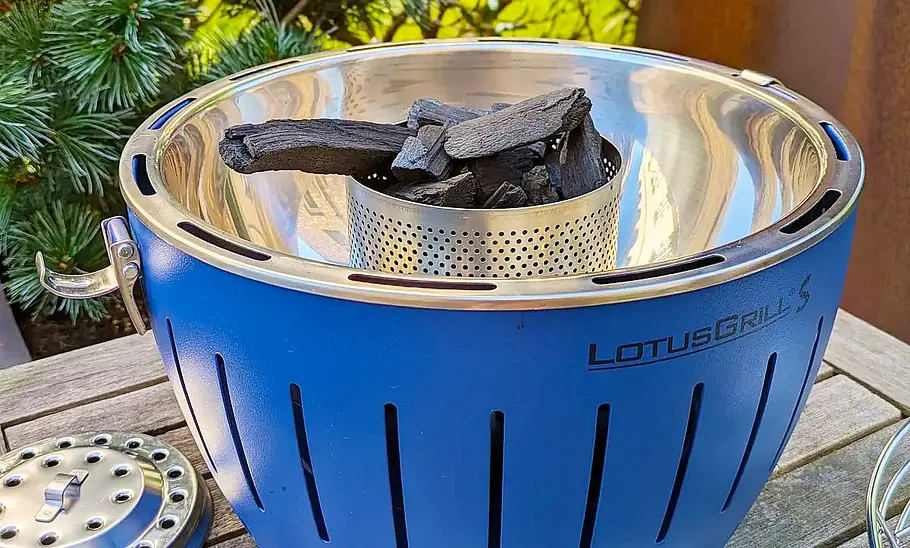 LotusGrill S Der LotusGrill S ohne Rost von vorne fotografiert.