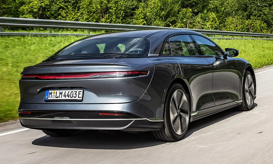 Lucid Air Lucid Air; fahrend, schräg hinten