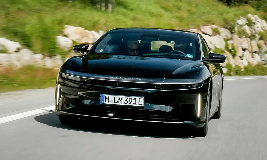 Lucid Air Grand Touring Der fahrende Lucid Air Grand Touring bei seiner Rekordfahrt, fotografiert von vorne auf einer Landstraße.