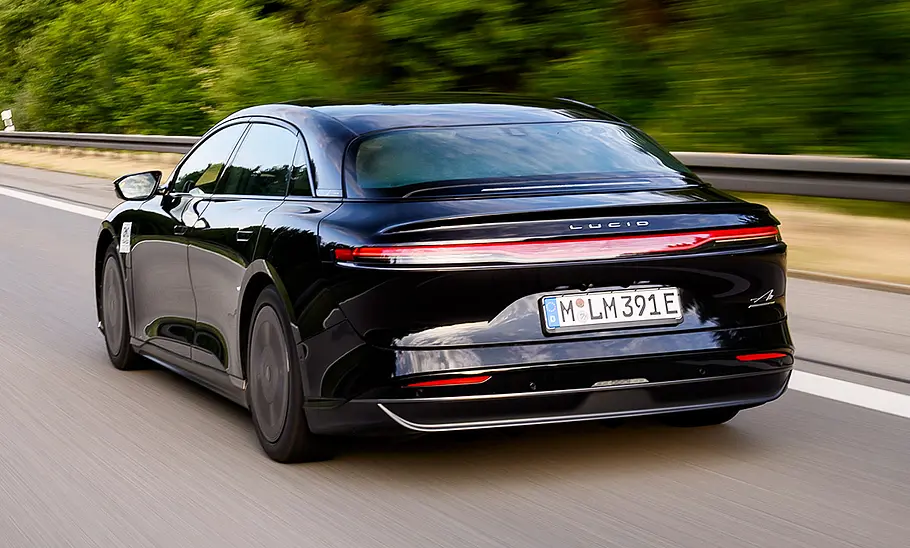 Lucid Air Grand Touring Der fahrende Lucid Air Grand Touring bei seiner Rekordfahrt, fotografiert von hinten auf einer Landstraße.