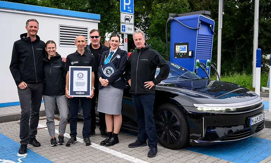 Lucid Air Grand Touring Der Lucid Air Grand Touring nach seiner Rekordfahrt mit dem Fahrer, dem Lucid-Team und den Verantwortlichen des Guinness-Rekord-Komitees.