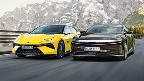 Lotus Emeya/Lucid Air; fahrend, schräg vorne - Foto: Lotus/Stefan Boesl/AUTO ZEITUNG (Montage)