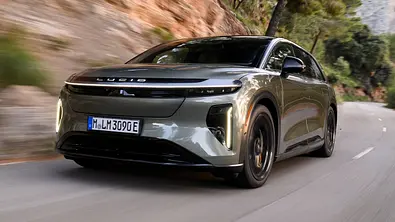 Der Lucid Gravity fährt auf einer Landstraße, von vorne fotografiert. - Foto: Lucid