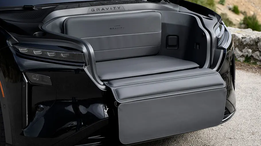 Lucid Gravity Der geöffnete Frunk des Lucid Gravity bietet durch ein aufgeklapptes Polster eine Sitzbank.