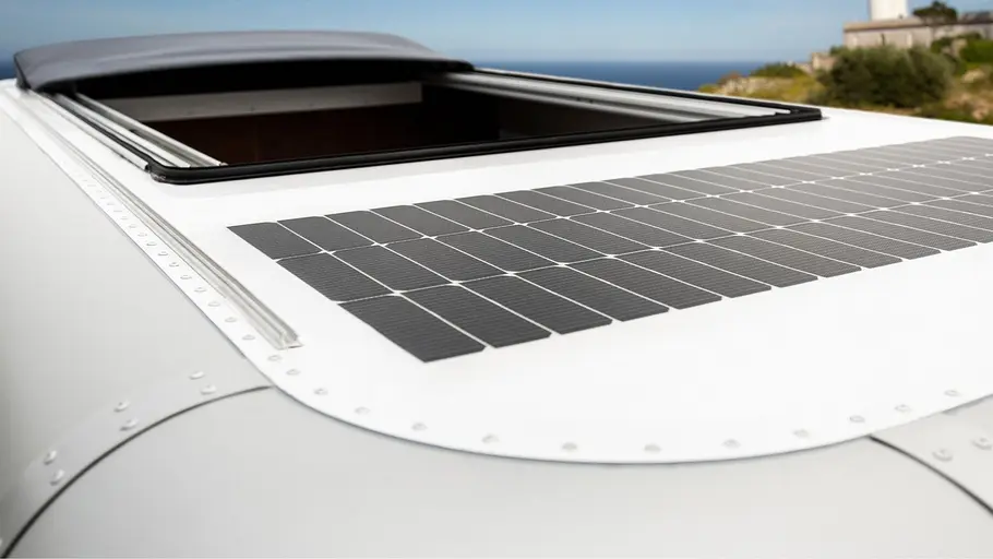 Lume Adventure Das Solarpanel auf dem Dach des Lume Adventure im Detail.