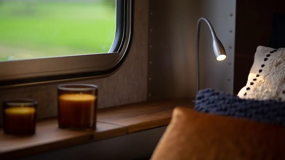 Lume Nordic Die Leselampe und die Ablage neben dem Heckbett im Lume Nordic im Detail.