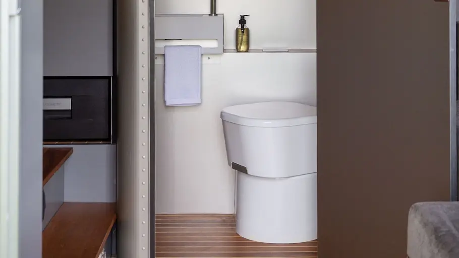 Lume Nordic Blick durch die geöffnete Toilettenraum-Türe in das Badezimmer des Lume Nordic.