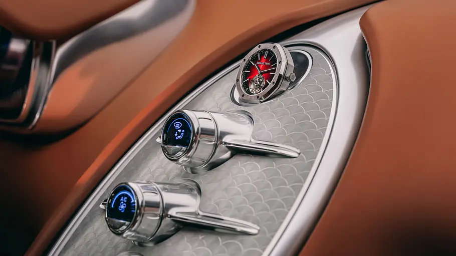 Eine Detailaufnahme des Armaturenbretts eines Bugatti.