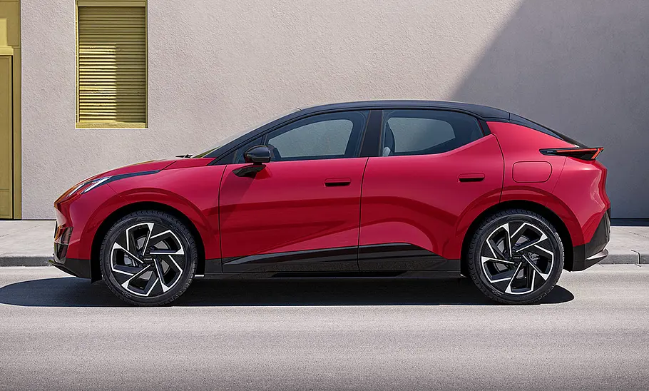 Lynk & Co 02 (2025) von der Seite, stehend