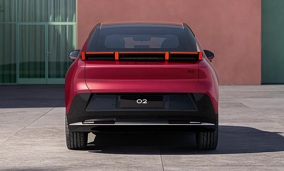 Lynk & Co 02 (2025) von schräg hinten, stehend