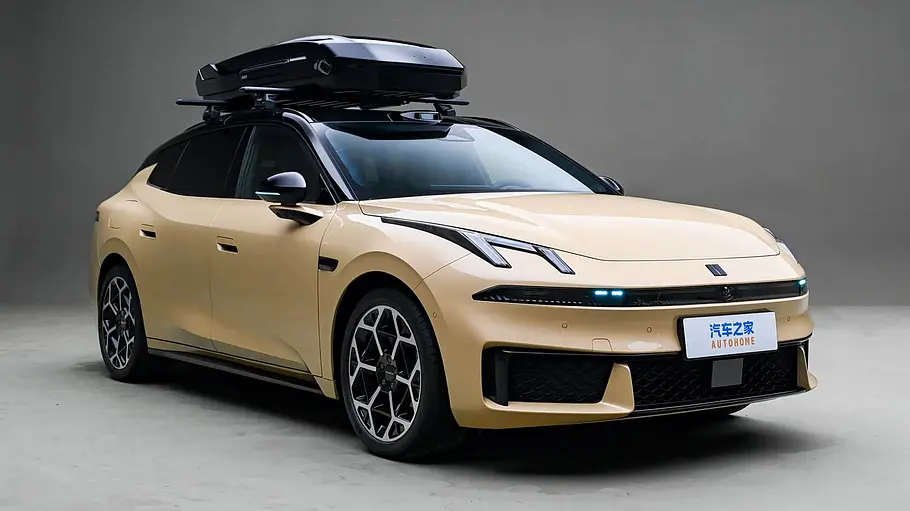 Lynk & Co 07 GT Der Lynk & Co 07 GT vor Studio-Hintergrund statisch von schräg vorne rechts mit einer Dachbox.