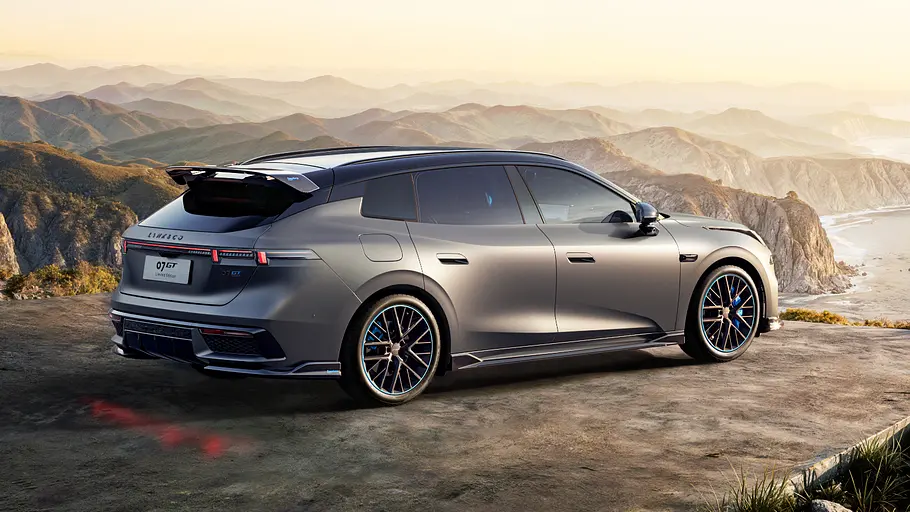Lynk & Co 07 GT Der Lynk & Co 07 GT statisch von schräg hinten rechts an einer Klippe.