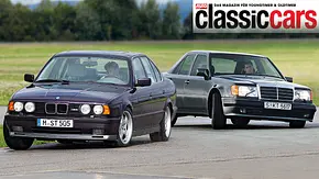 Der BMW M5/Mercedes 500 E fahrend von schräg vorne fotografiert. - Foto: Jürgen Zerha