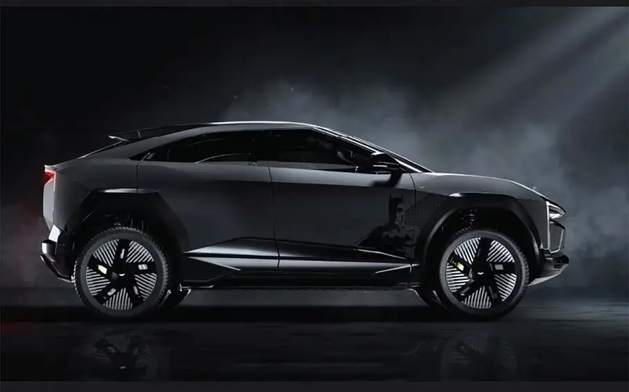 Das Mahindra BE 6 Batman Edition (2025) Sondermodell stehen in der Seitenansicht vor einer dunklen Umgebung.