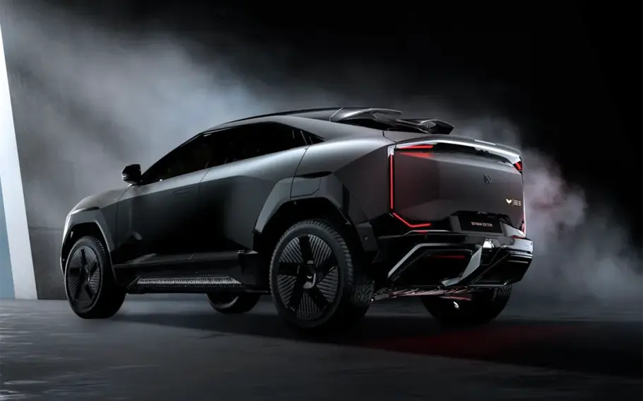 Das Mahindra BE 6 Batman Edition (2025) Sondermodell stehen von hinten.