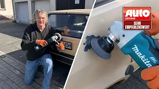 Die Collage zeigt einen Produkttest-Redakteur, der mit einem Makita-Winkelschleifer vor dem Heck eines älteren VW-Polo kniet. Rechts eine Großaufnahme des Winkelschleifers mit Topfbürstenaufsatz in Aktion. - Foto: AUTO ZEITUNG
