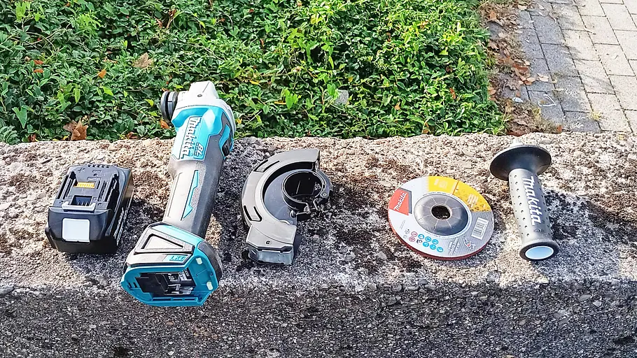 Makita Akku-Flex DGA504 Das Bild zeigt den Lieferumfang des getesteten Makita-Winkelschlefer-Bundles.