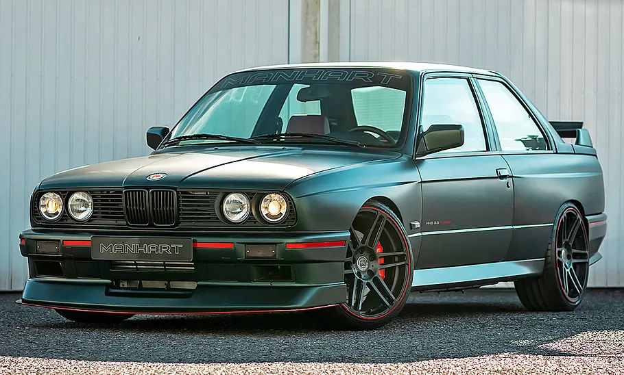 Manhart MH3 3.5 Turbo Der Manhart MH3 3.5 Turbo stehend von schräg vorne fotografiert.