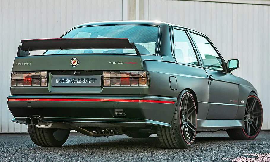 Manhart MH3 3.5 Turbo Der Manhart MH3 3.5 Turbo stehend von schräg hinten fotografiert.