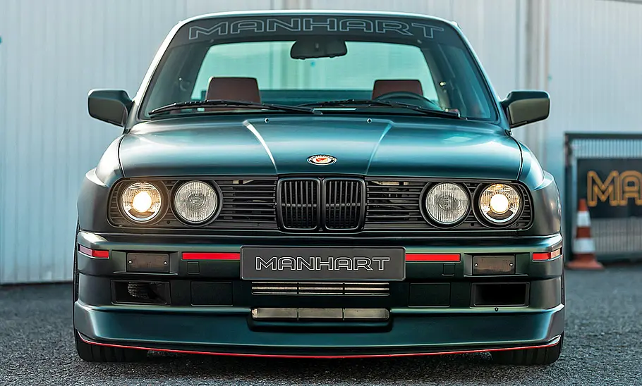 Manhart MH3 3.5 Turbo Der Manhart MH3 3.5 Turbo stehend von vorne fotografiert.