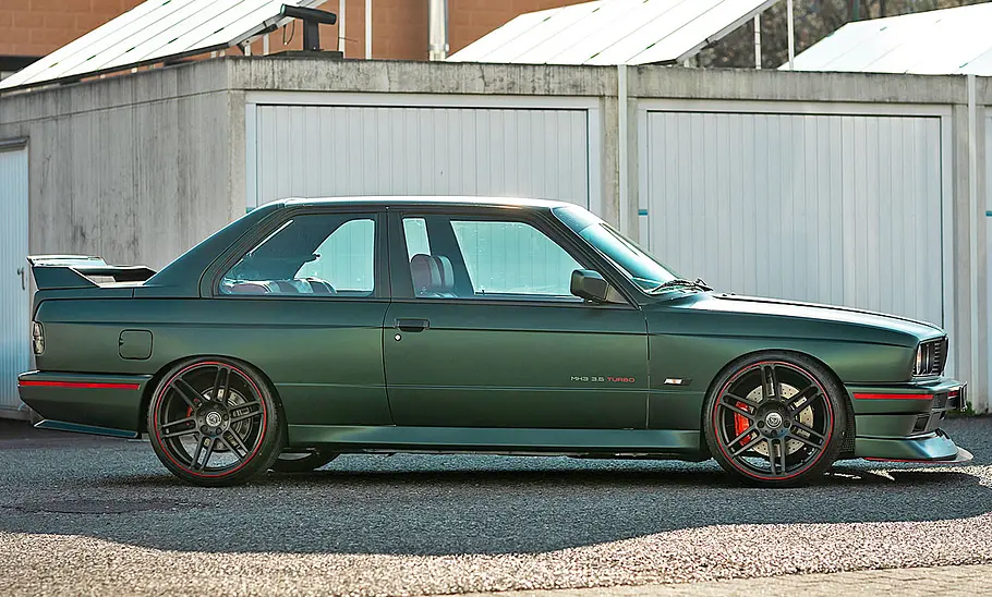 Manhart MH3 3.5 Turbo Der Manhart MH3 3.5 Turbo stehend von der Seite fotografiert.