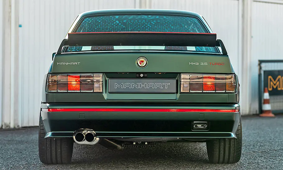 Manhart MH3 3.5 Turbo Der Manhart MH3 3.5 Turbo stehend von hinten fotografiert.