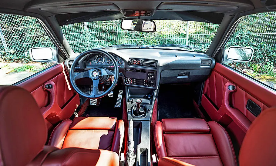 Manhart MH3 3.5 Turbo Das Cockpit und die Sportsitze im Manhart MH3 3.5 Turbo.