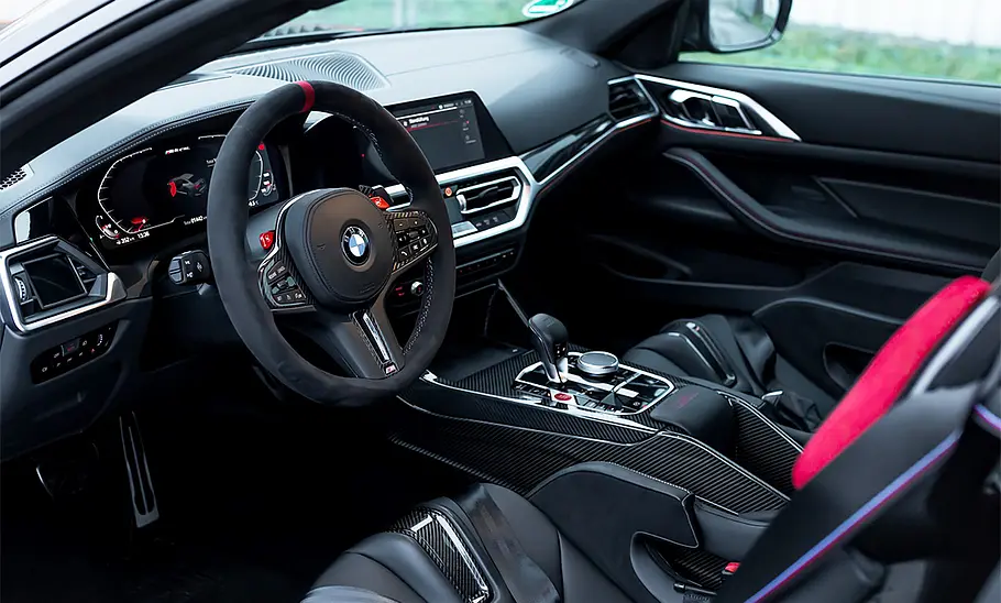 Manhart MH4 GTR II Blick auf die Armaturen im Innenraum des Manhart MH4 GTR II.