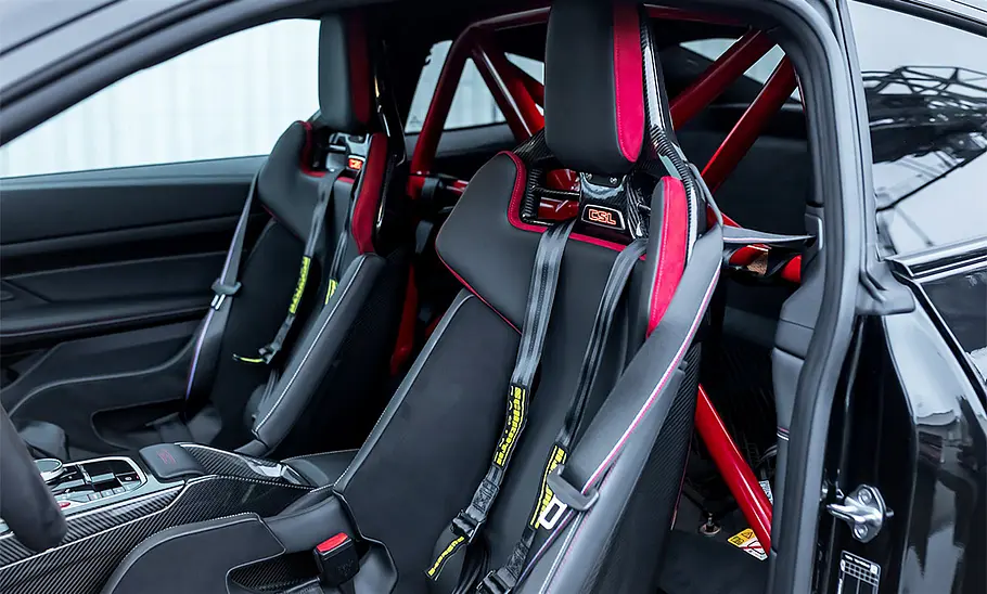 Manhart MH4 GTR II Blick auf die Vordersitze im Innenraum des Manhart MH4 GTR II.